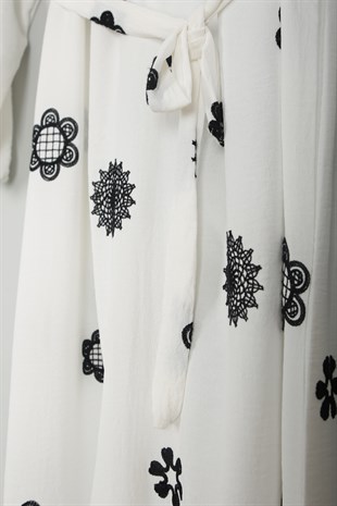 Kadın Beyaz Çiçek Desenli Kuşaklı Ayrobin Elbise